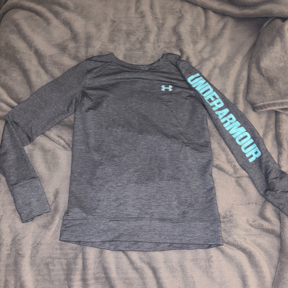Under armour loose long sleeve with holes for thumbs size small